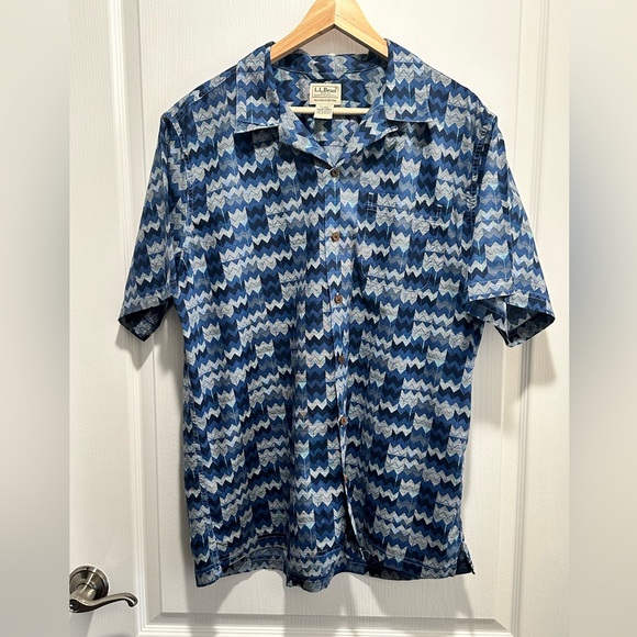 LL Bean Slightly Fitted Blue Chevron Print Camp Shirt With Pocket - Size:LG - Picture 9 of 9
